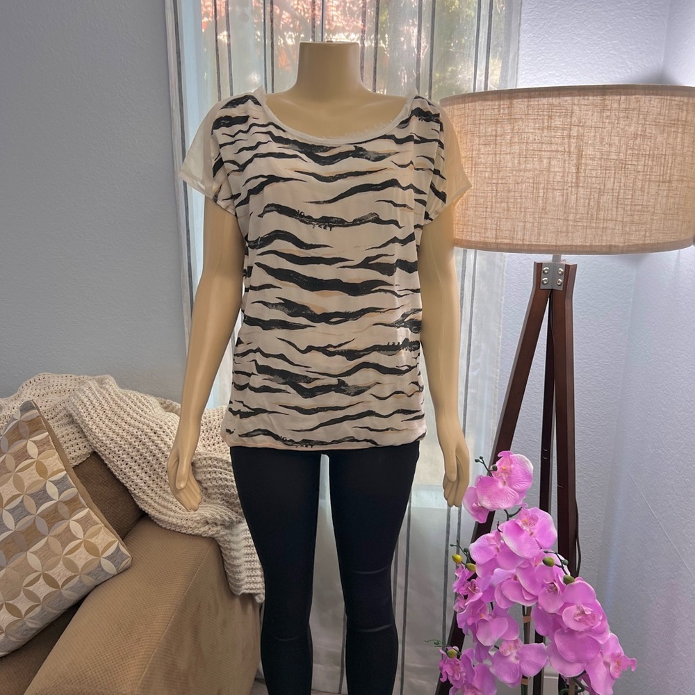 Animal Print Short Sleeve Top Size S Blouse Shirt Devoted To Design 10 Feet